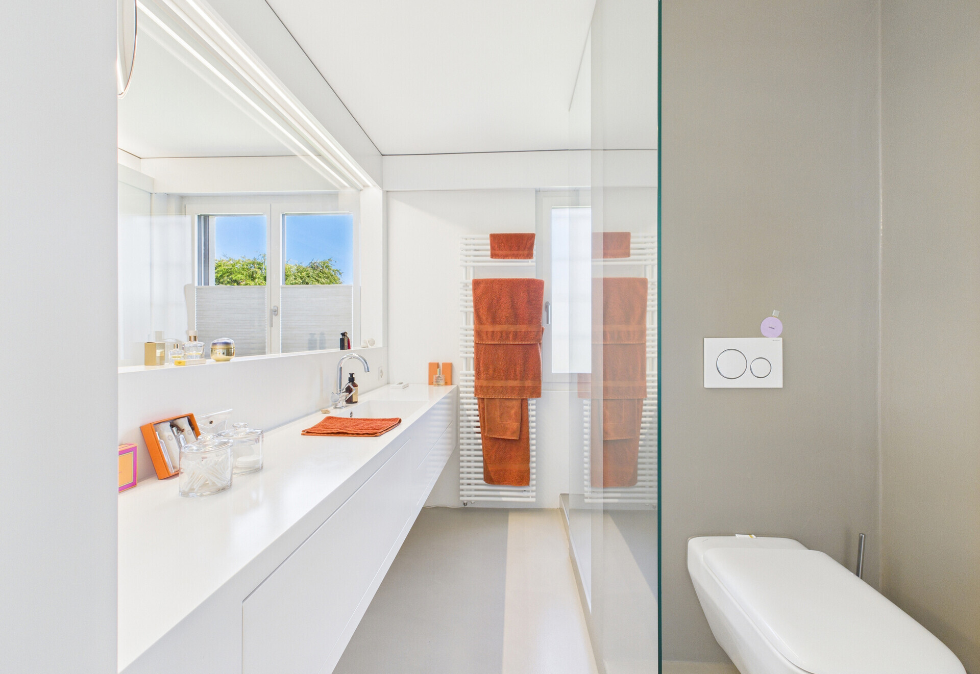 Modernes Badezimmer mit freistehender Wanne und Doppelwaschtisch
