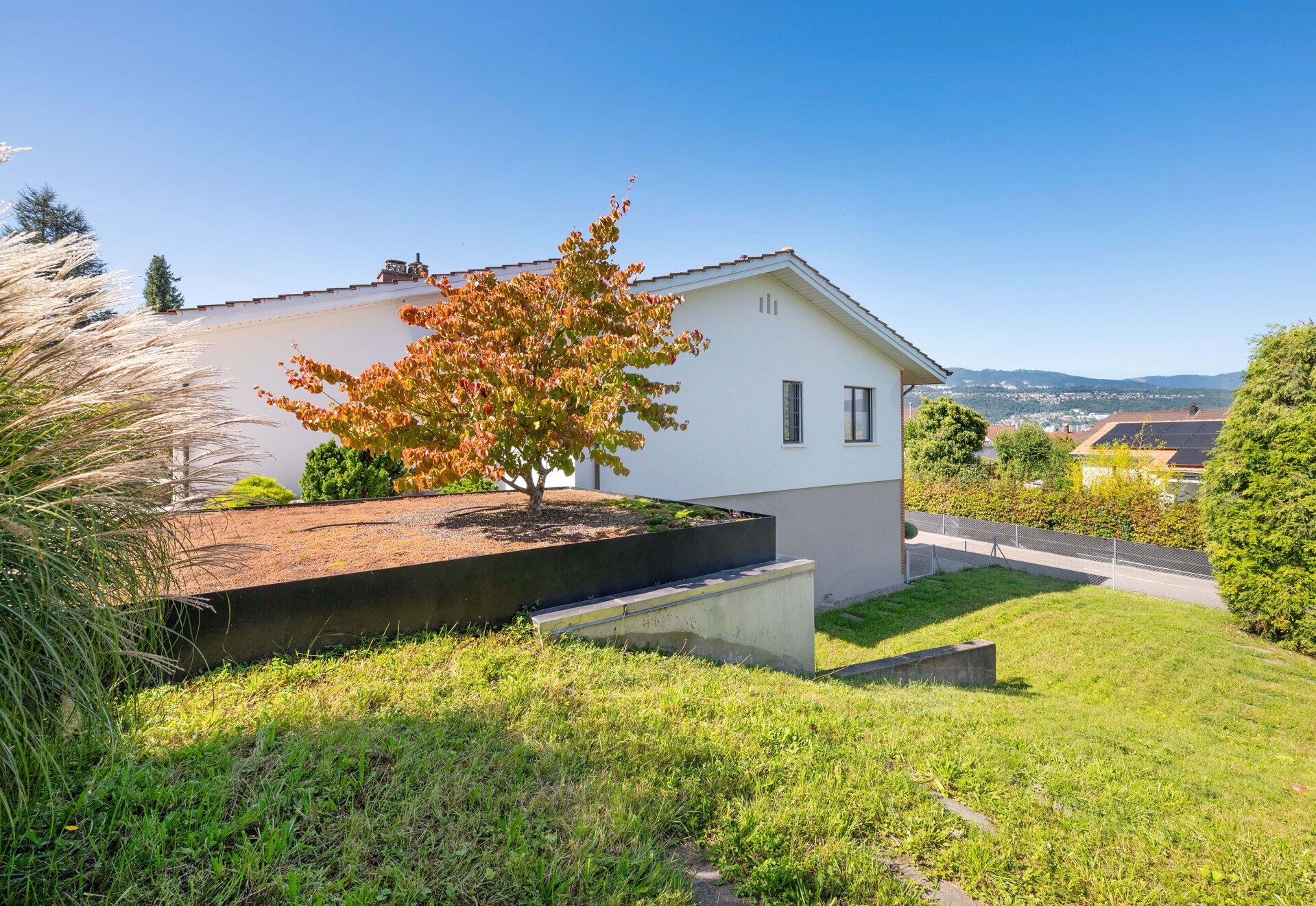 Modernes Einfamilienhaus mit gepflegtem Garten und Hanglage
