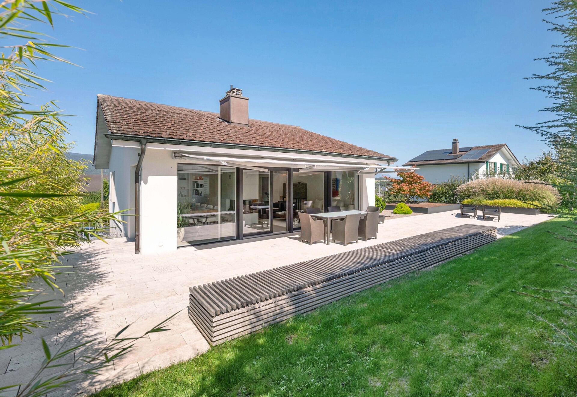 Modernes Einfamilienhaus mit großzügiger Terrasse und Garten