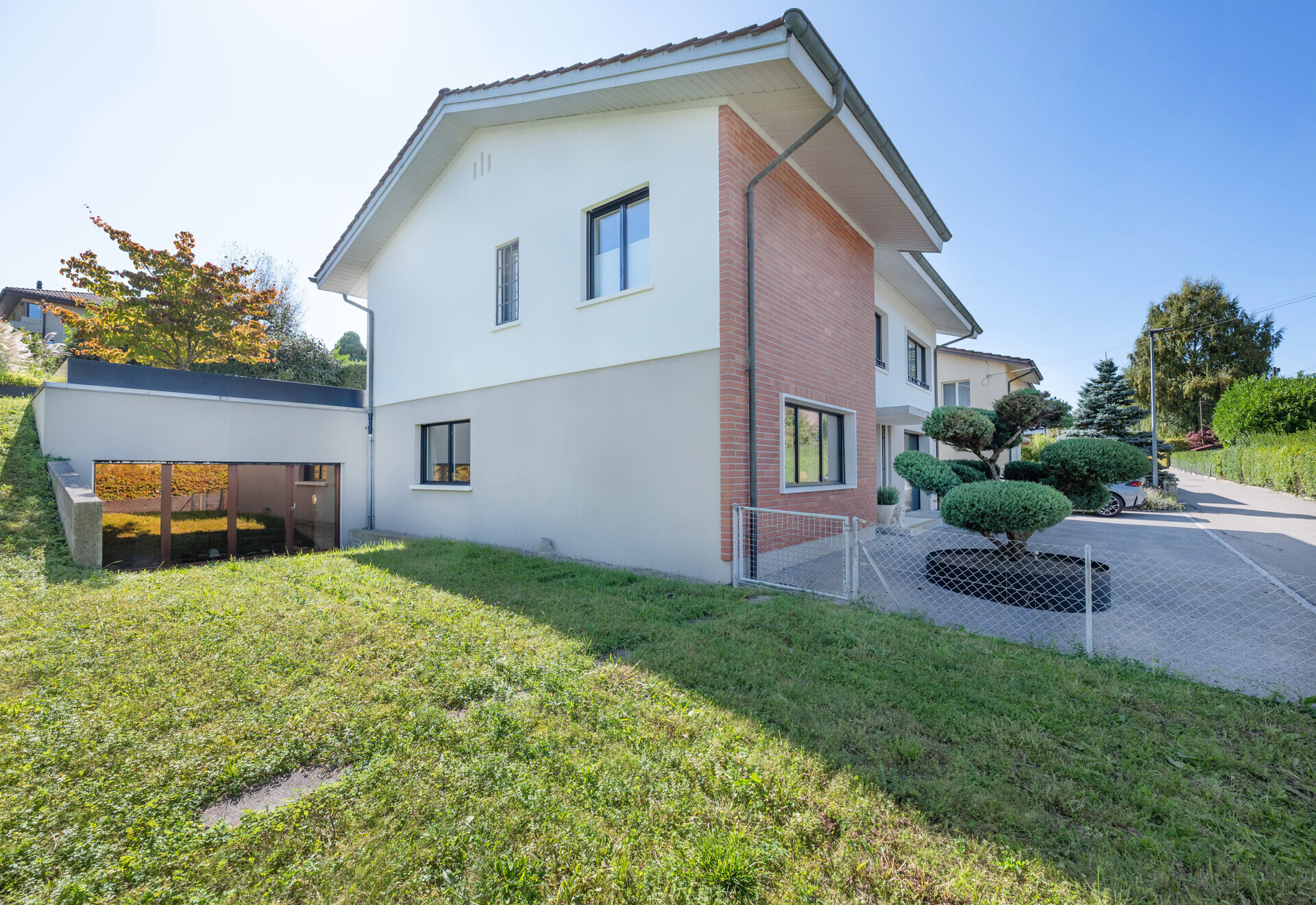 Modernes Einfamilienhaus mit Gartenansicht