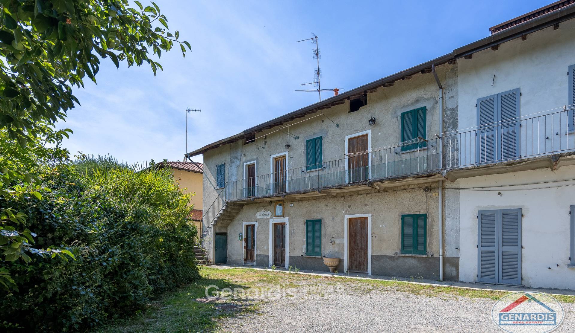 Mehrfamilienhaus mit Balkon und grüner Umgebung