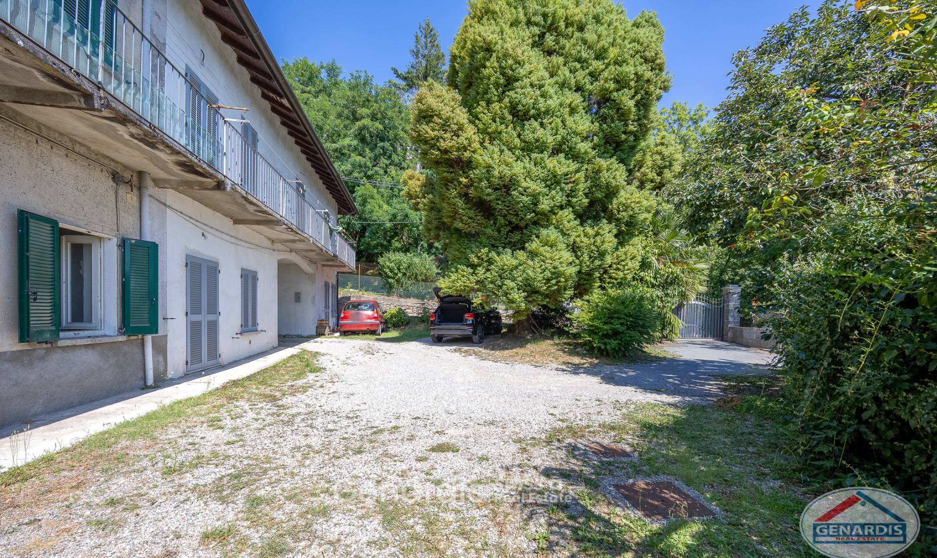 Außenansicht eines Hauses mit Zufahrt und Garten