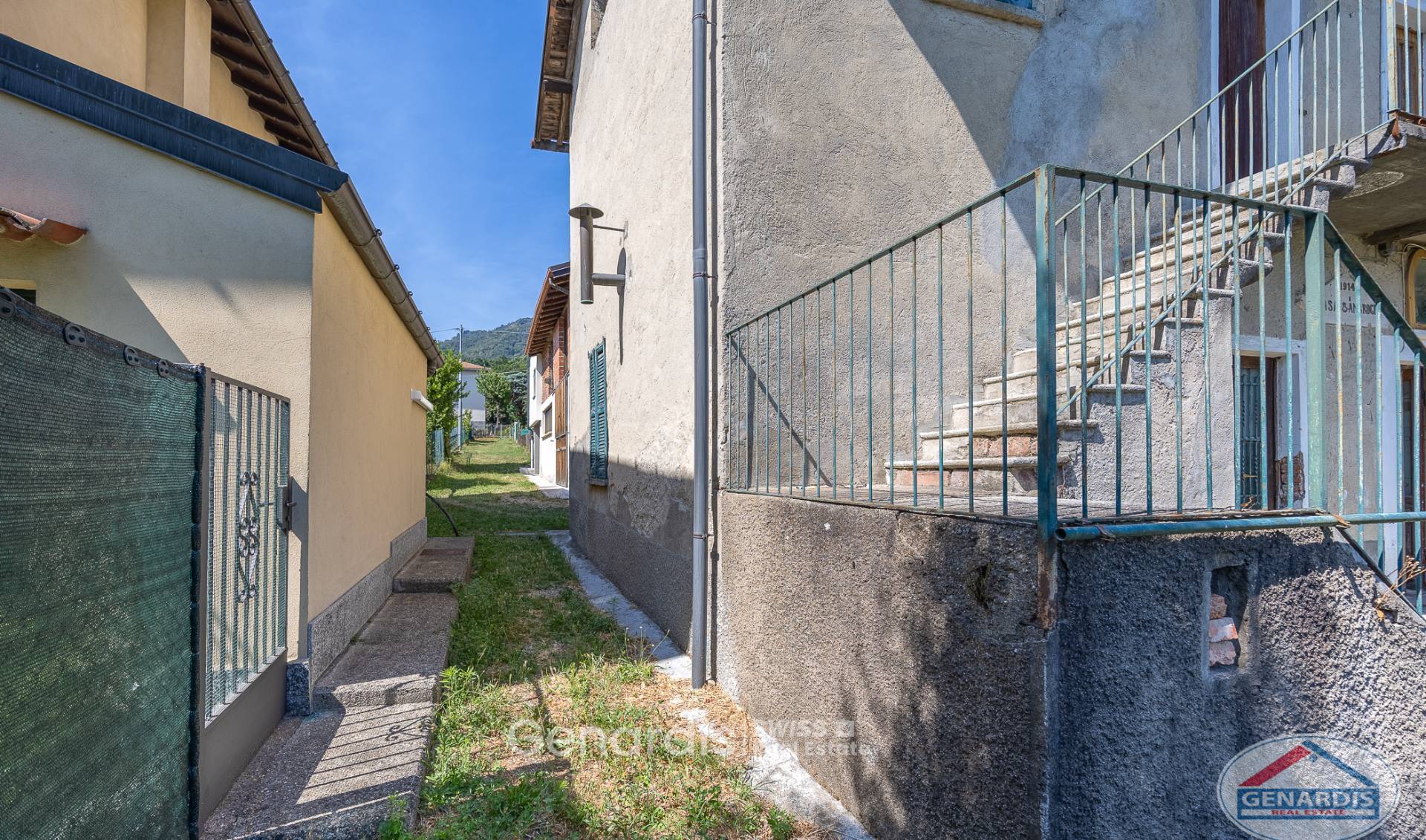 Schmale Außengasse zwischen Gebäuden