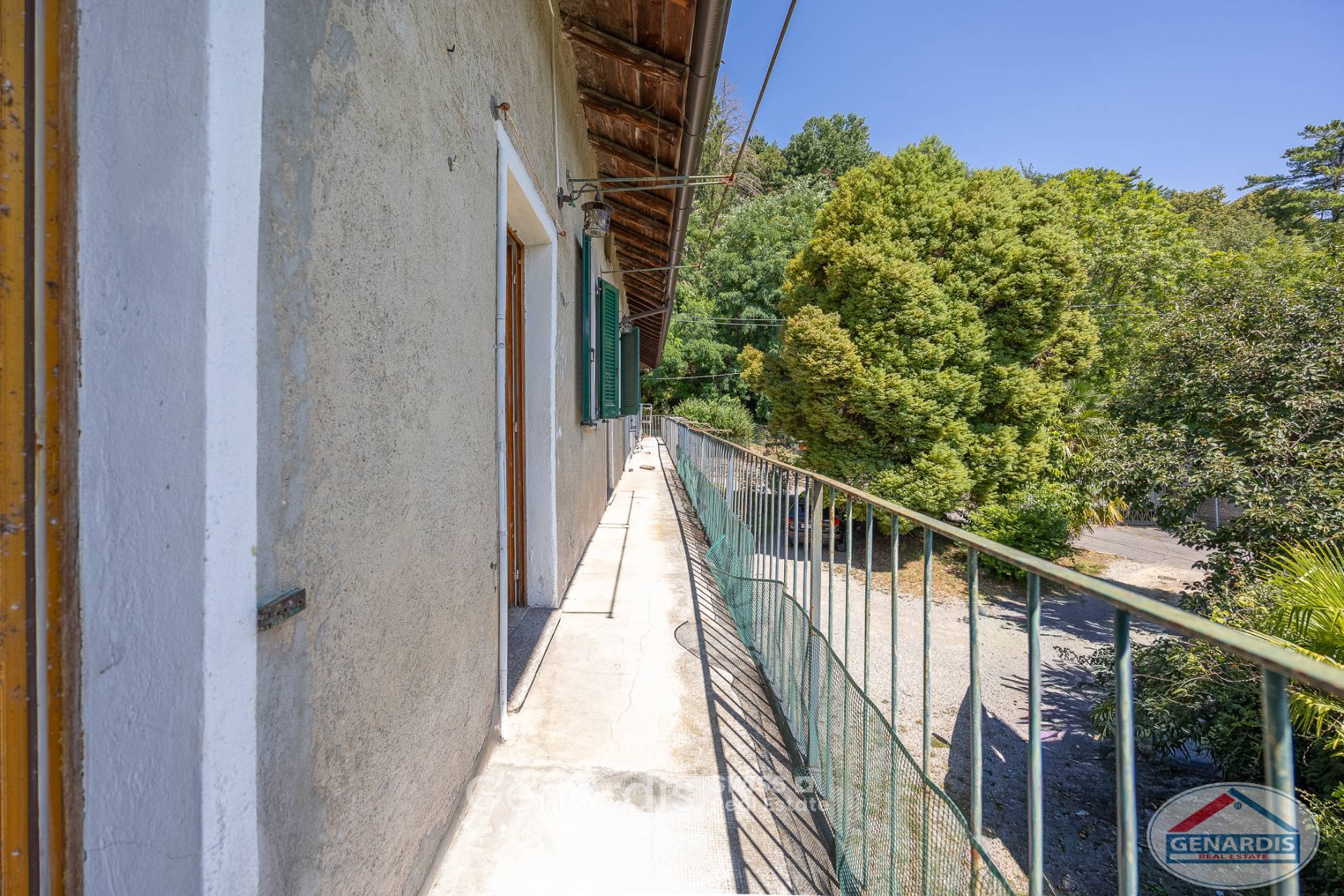 Balkon- bzw. Laubengang mit Blick ins Grüne