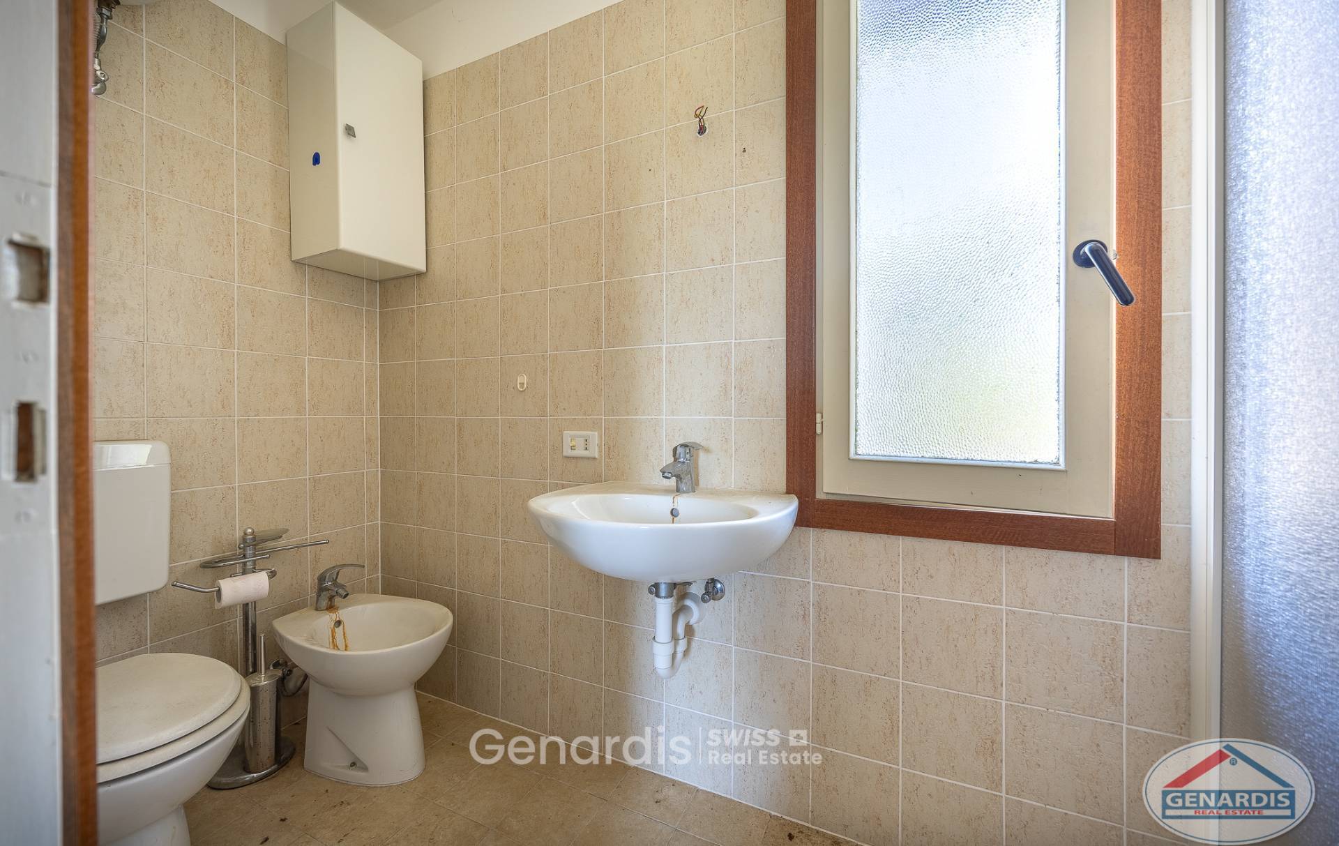 Gäste-WC mit Waschbecken und Toilette