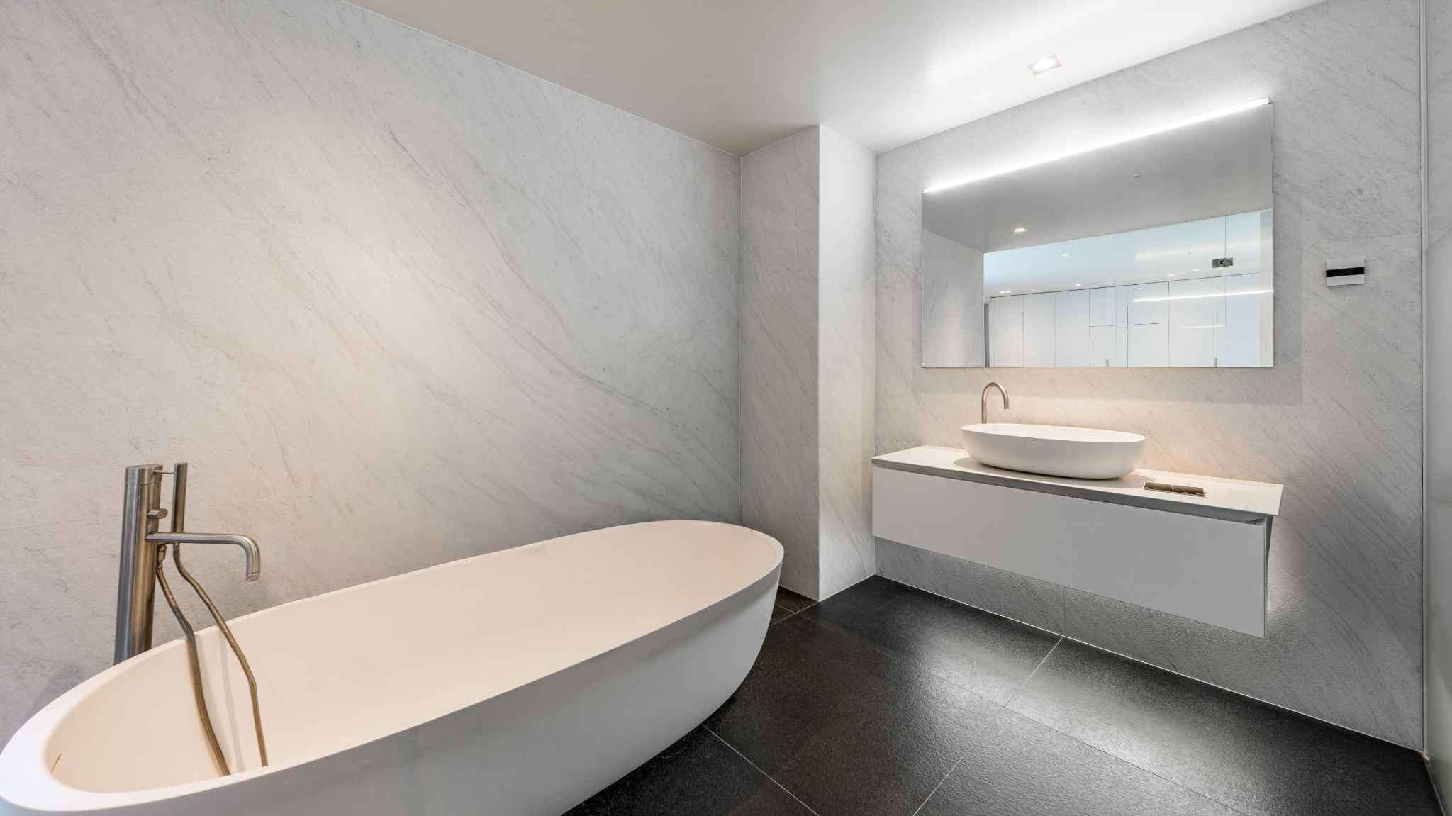 Modernes Badezimmer mit freistehender Wanne und Waschtisch