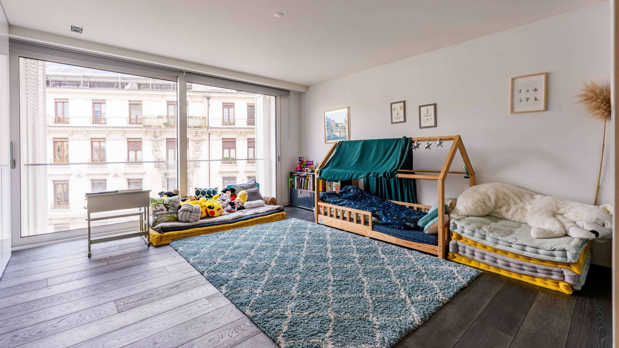 Kinderzimmer mit großer Fensterfront