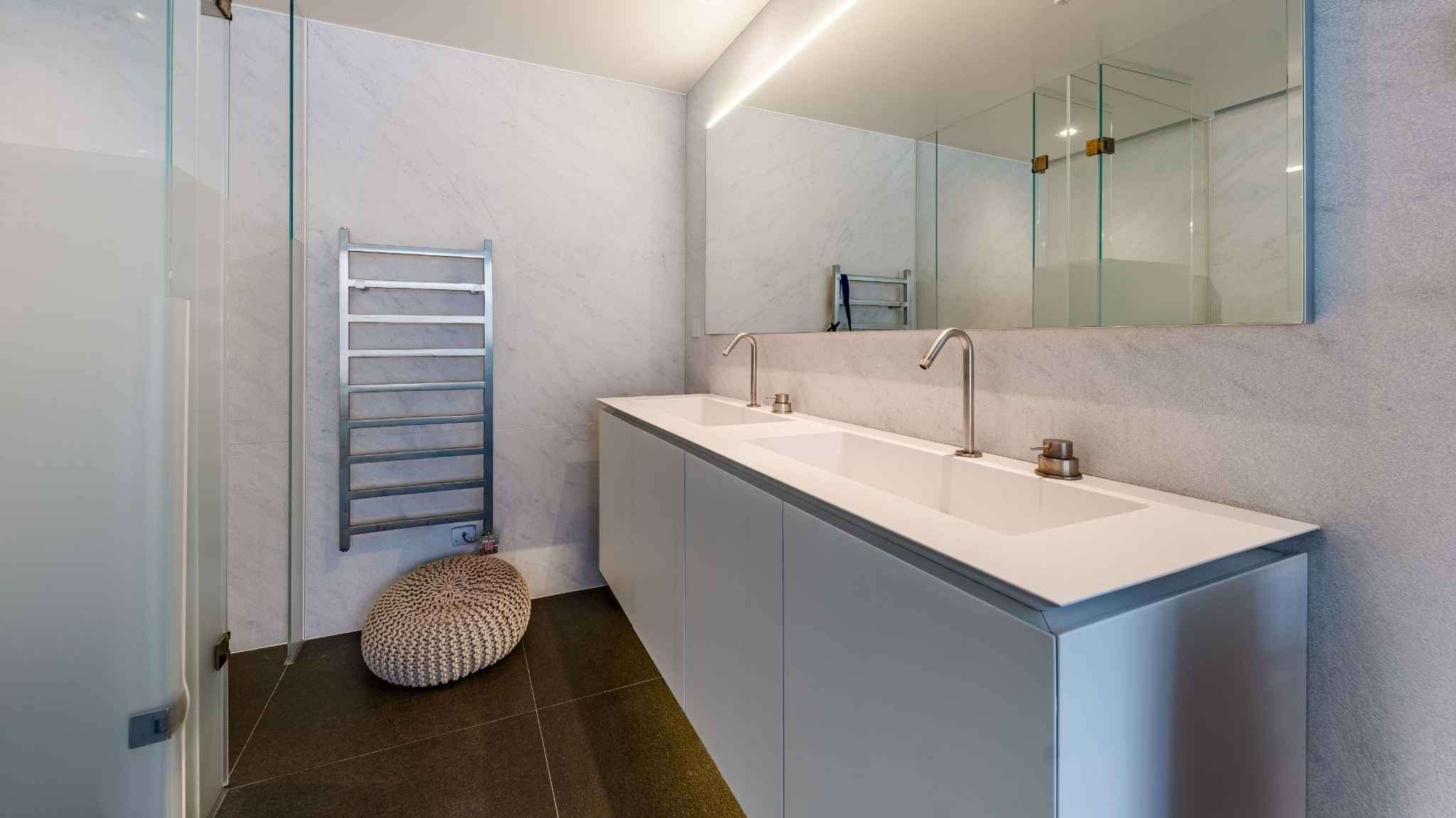 Modernes Badezimmer mit Doppelwaschtisch