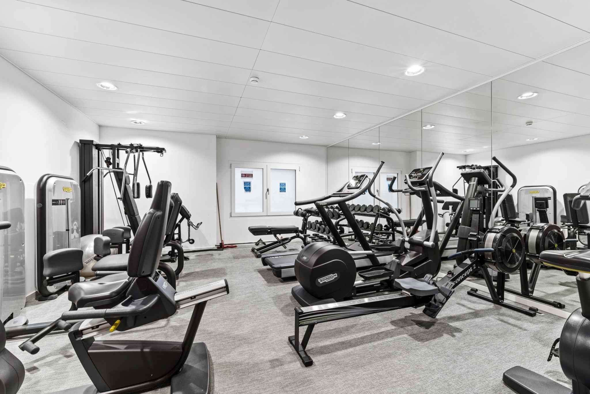 Fitnessraum mit modernen Trainingsgeräten