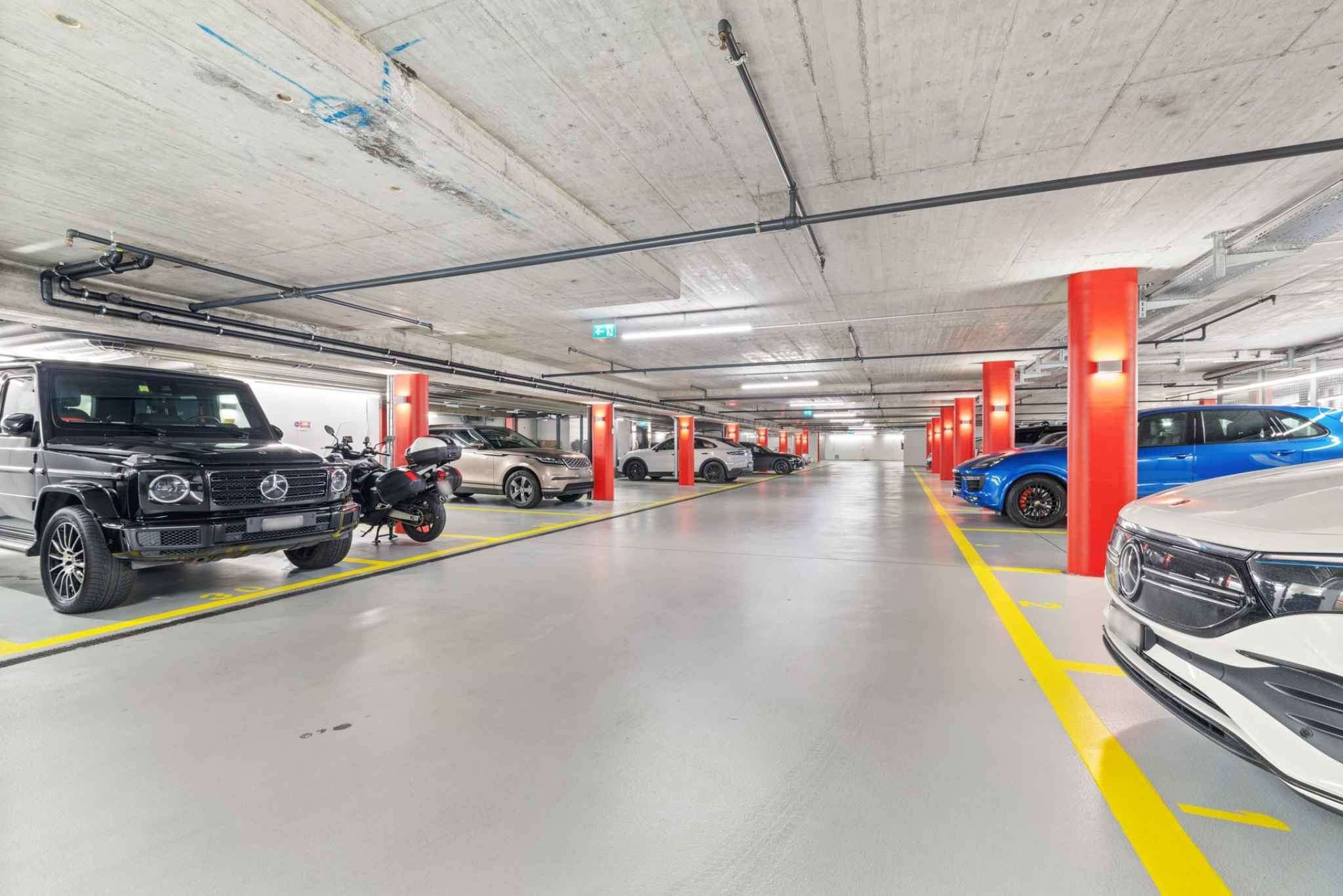Tiefgarage mit geparkten Fahrzeugen