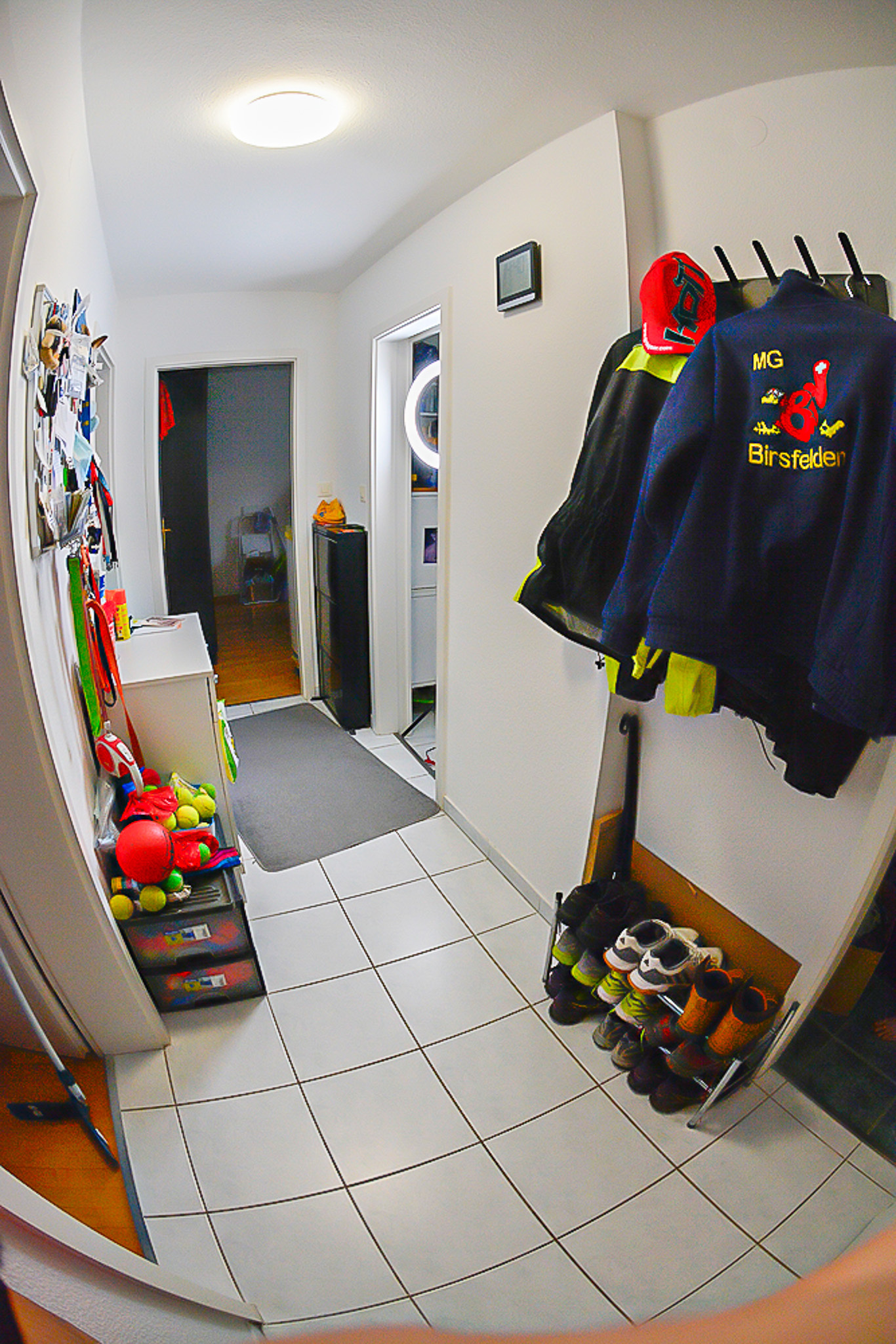 Flur mit Garderobe und Sportausrüstung