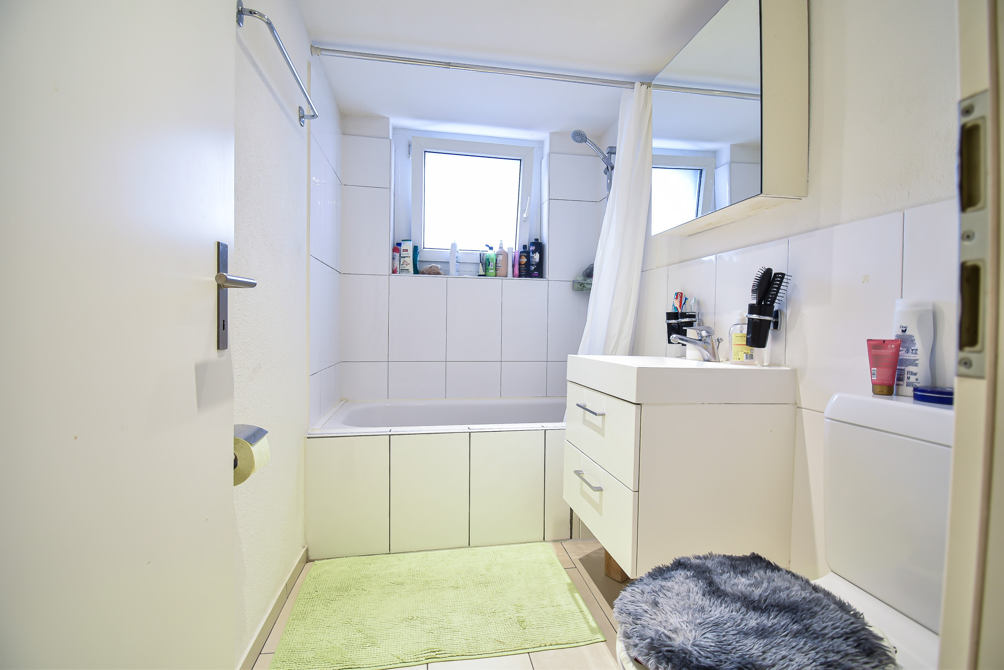 Modernes Bad mit Badewanne und Waschplatz
