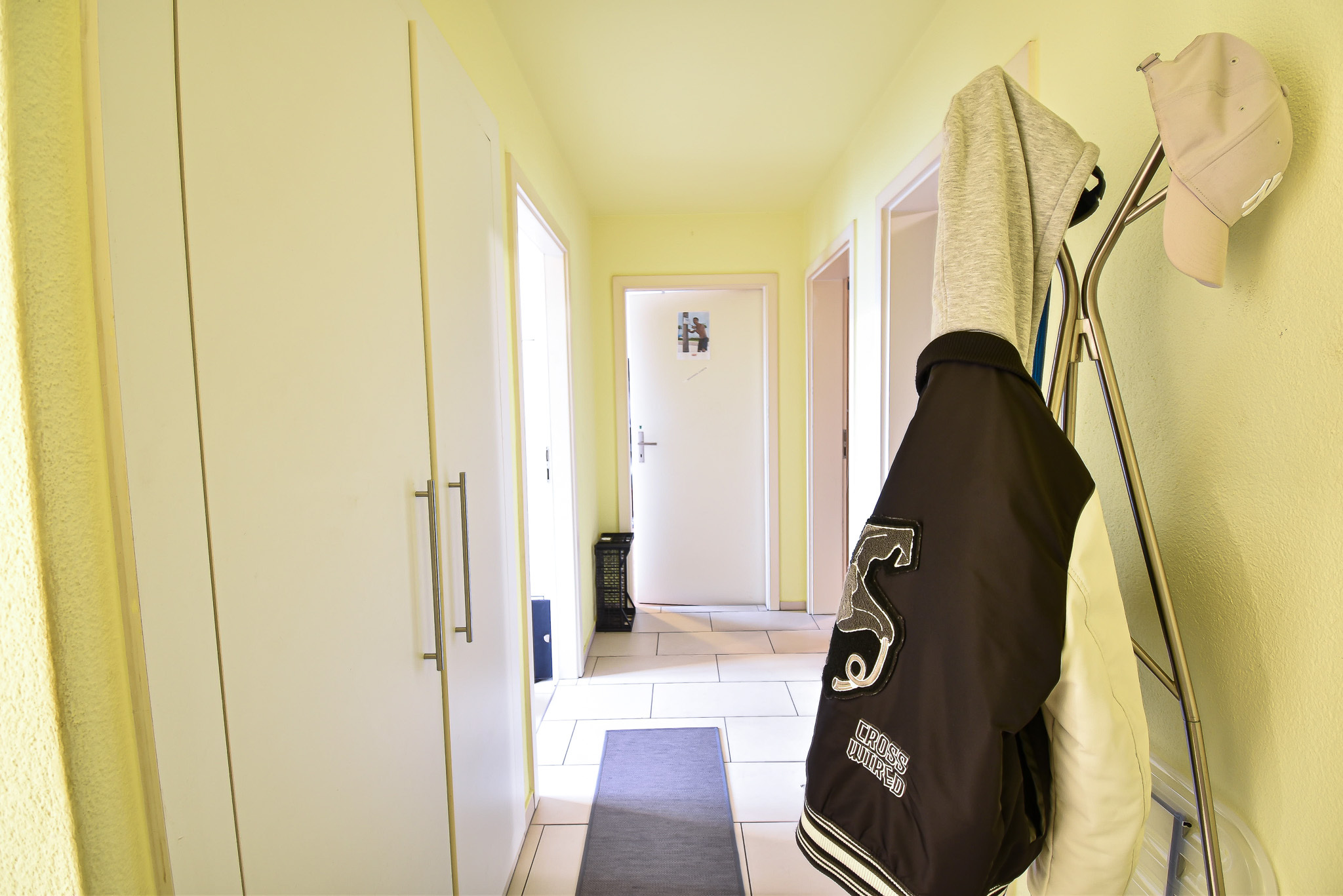 Heller Flur mit Garderobe