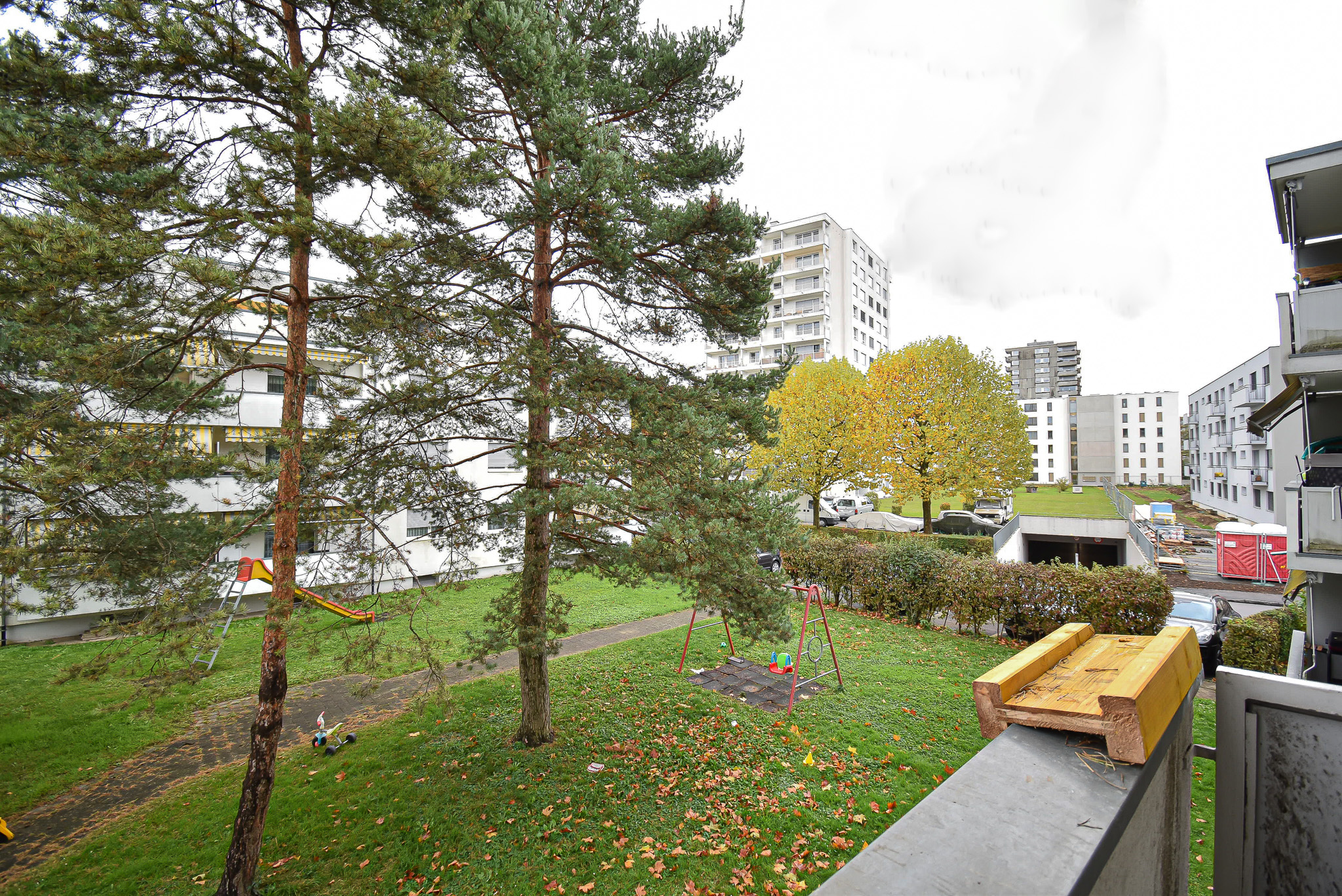 Innenhof mit Spielplatz und Grünfläche