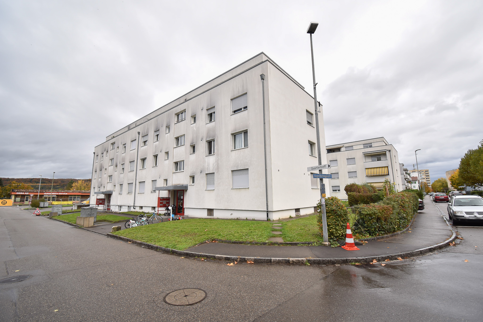 Mehrfamilienhaus mit Straßenansicht