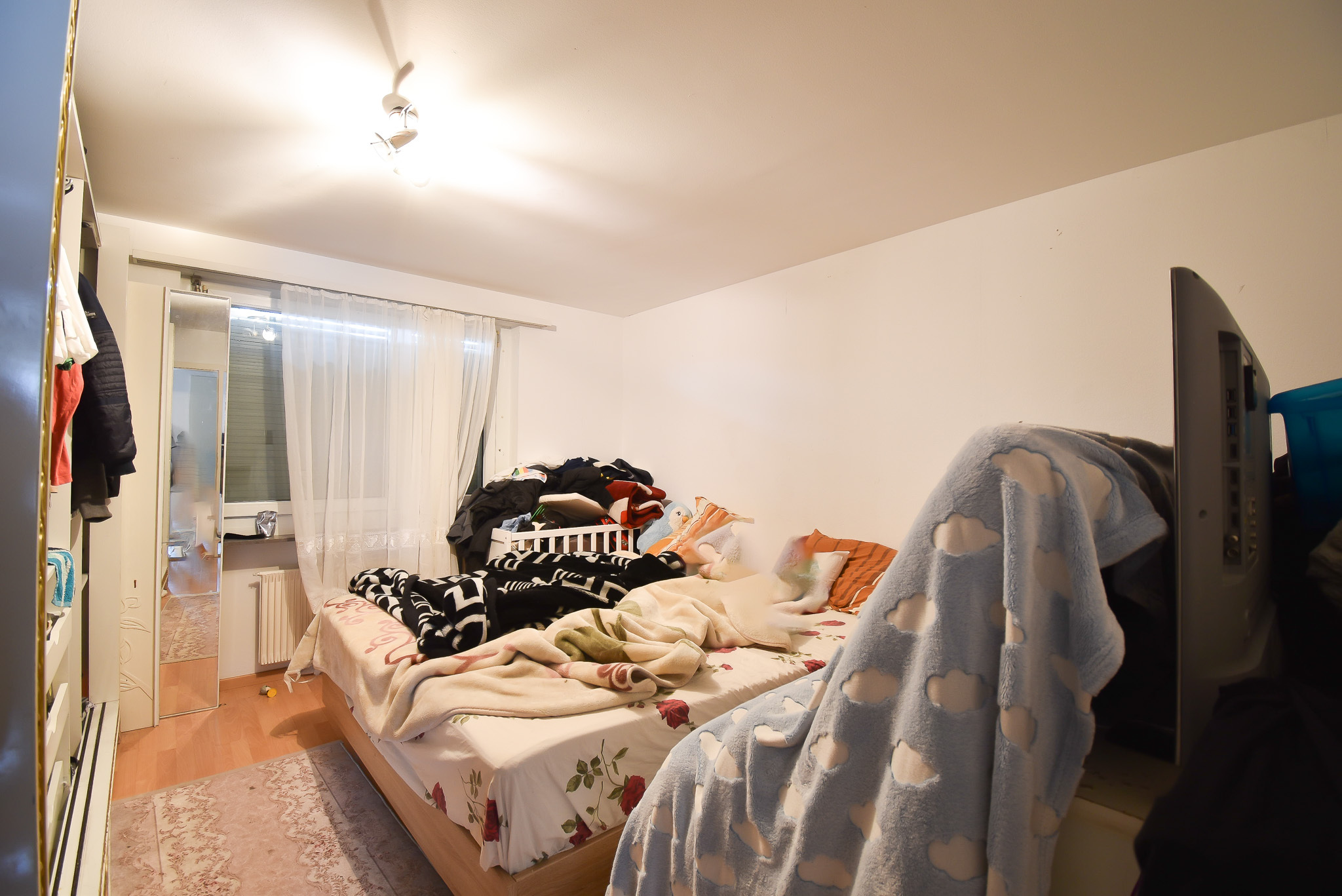 Schlafzimmer mit ungemachtem Bett
