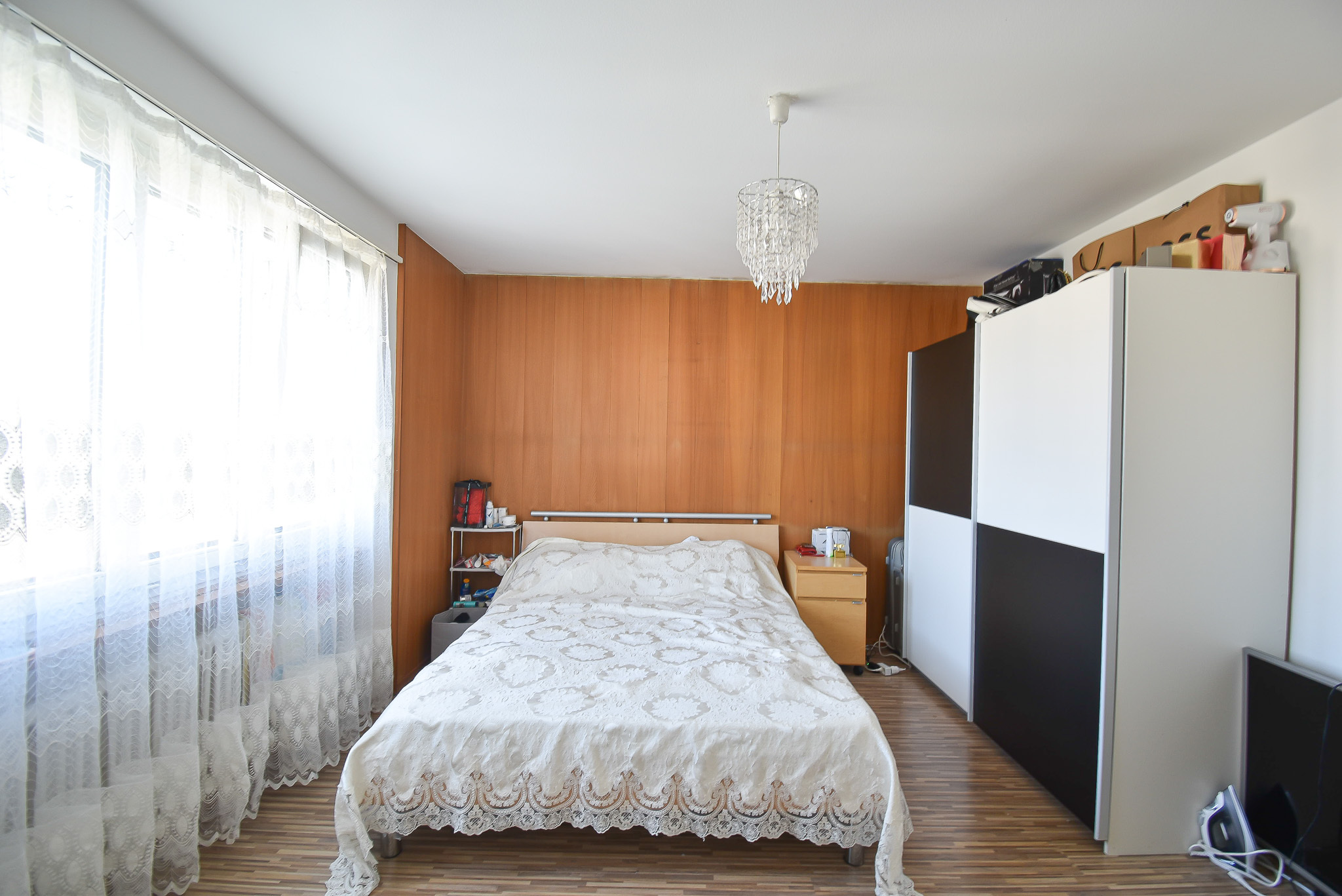 Helles Schlafzimmer mit Holzvertäfelung
