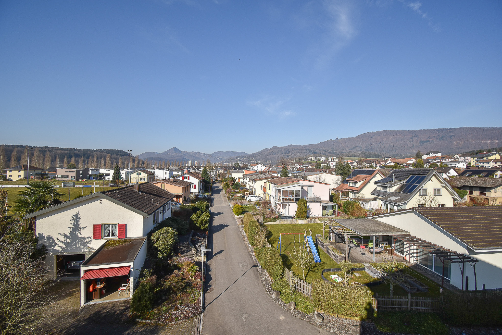 Wohngebiet mit Bergpanorama