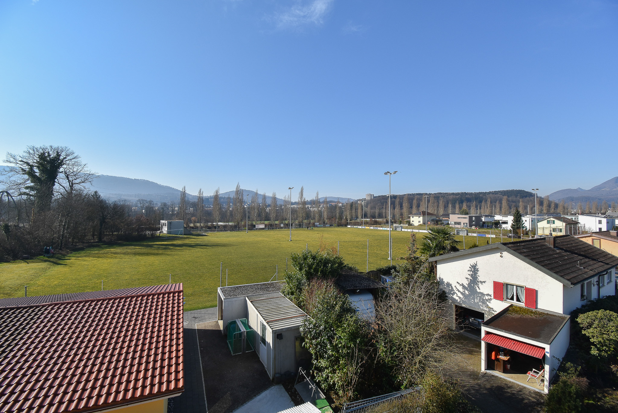 Blick auf Sportplatz und Wohnumfeld