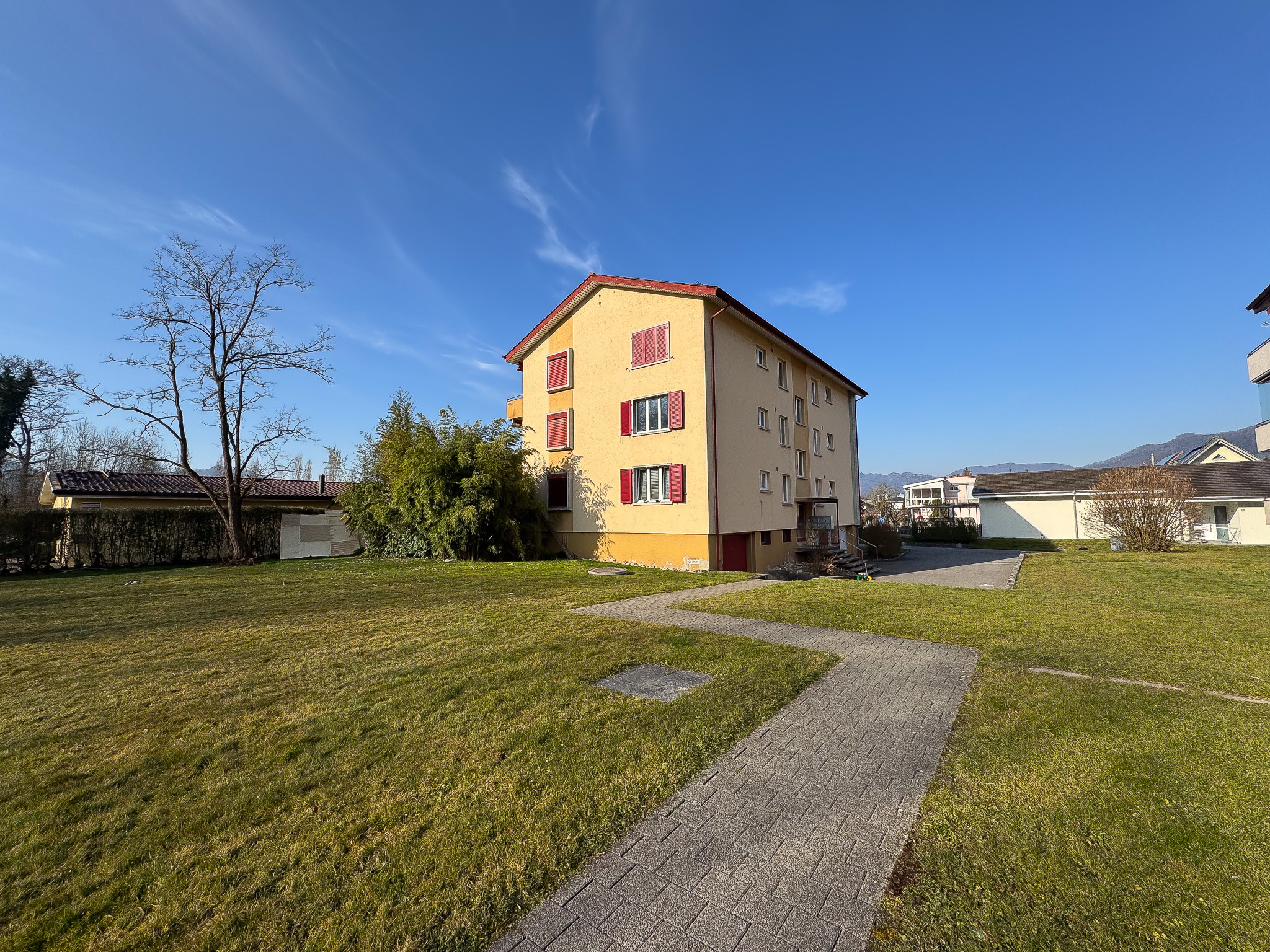 Mehrfamilienhaus mit Gartenansicht