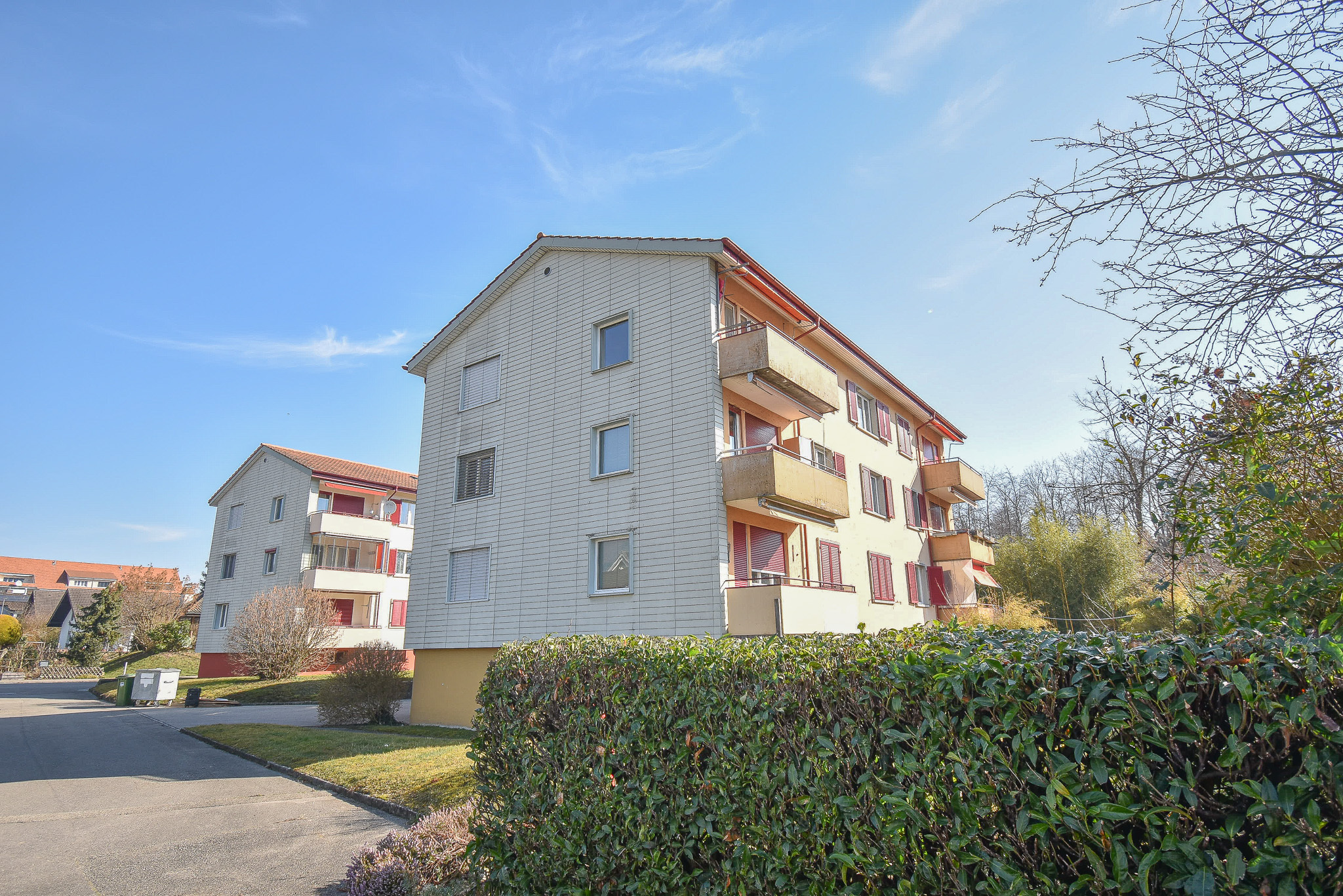 Mehrfamilienhaus mit Balkonen