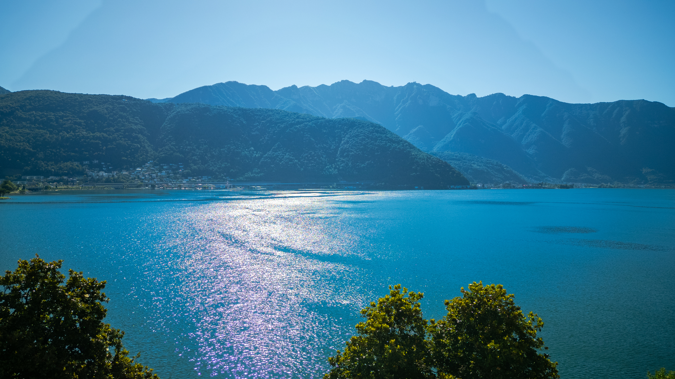 Seeblick mit Bergen im Hintergrund