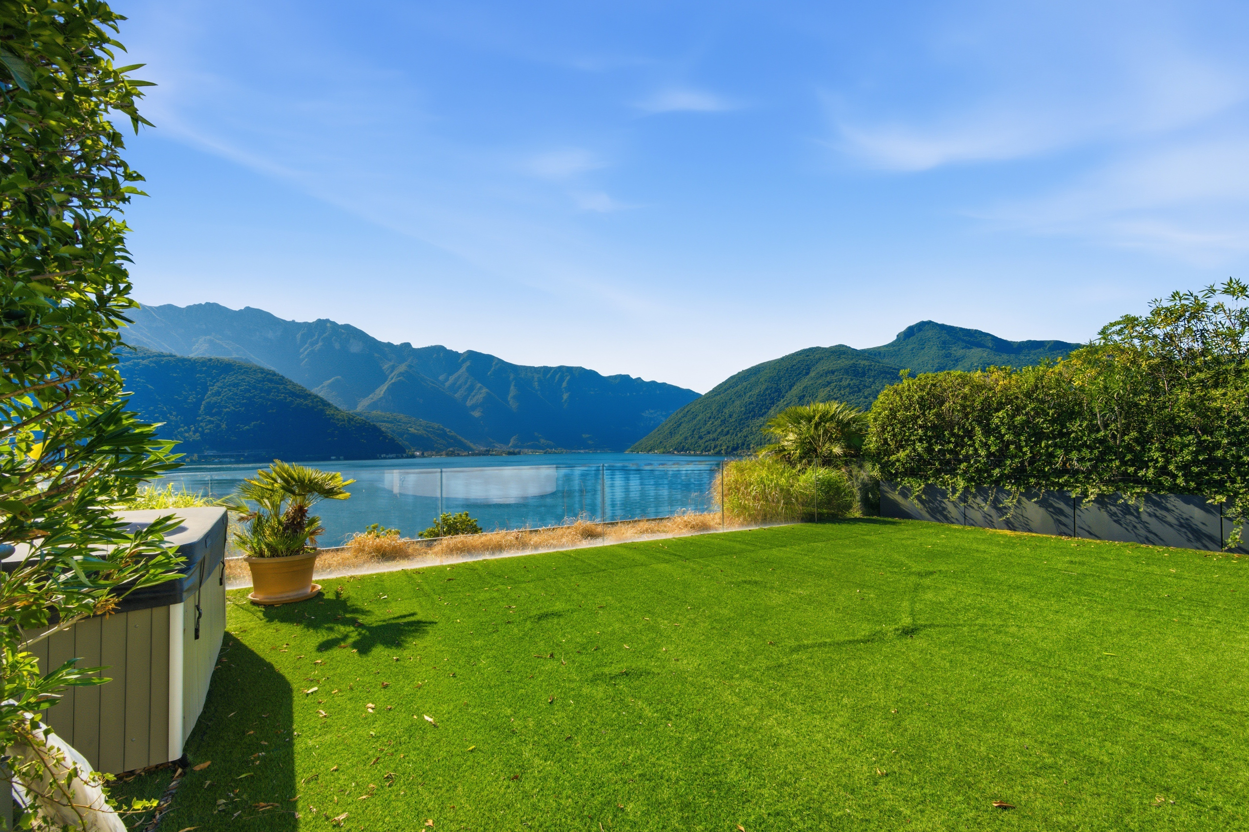 Seeblick-Garten mit Bergpanorama