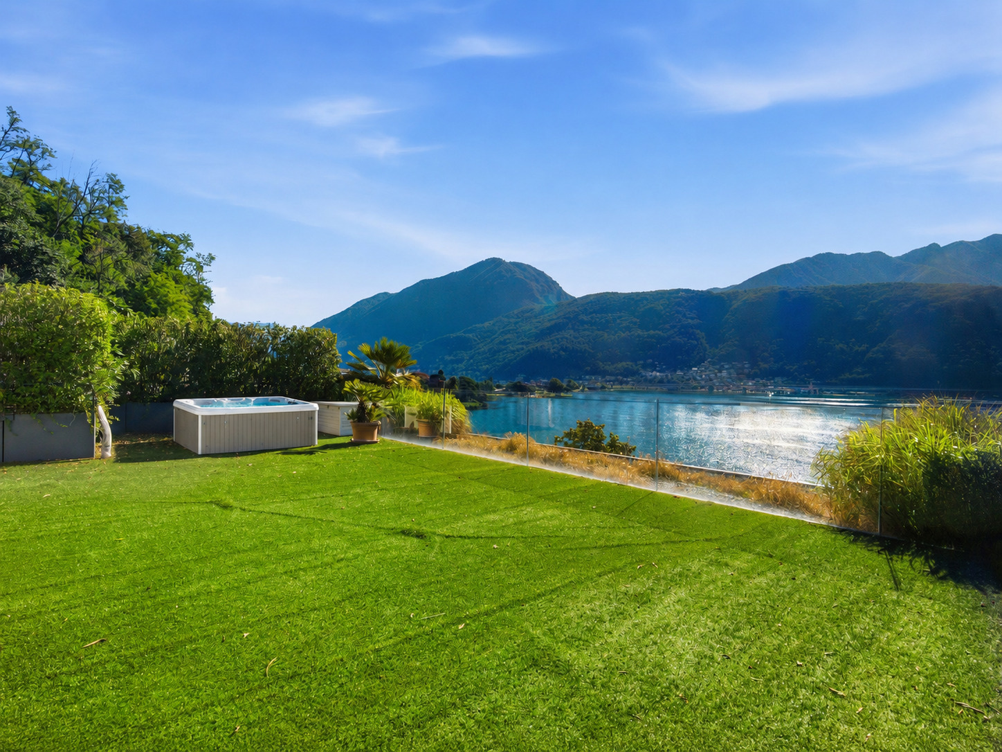 Seeblick mit Garten und Whirlpool
