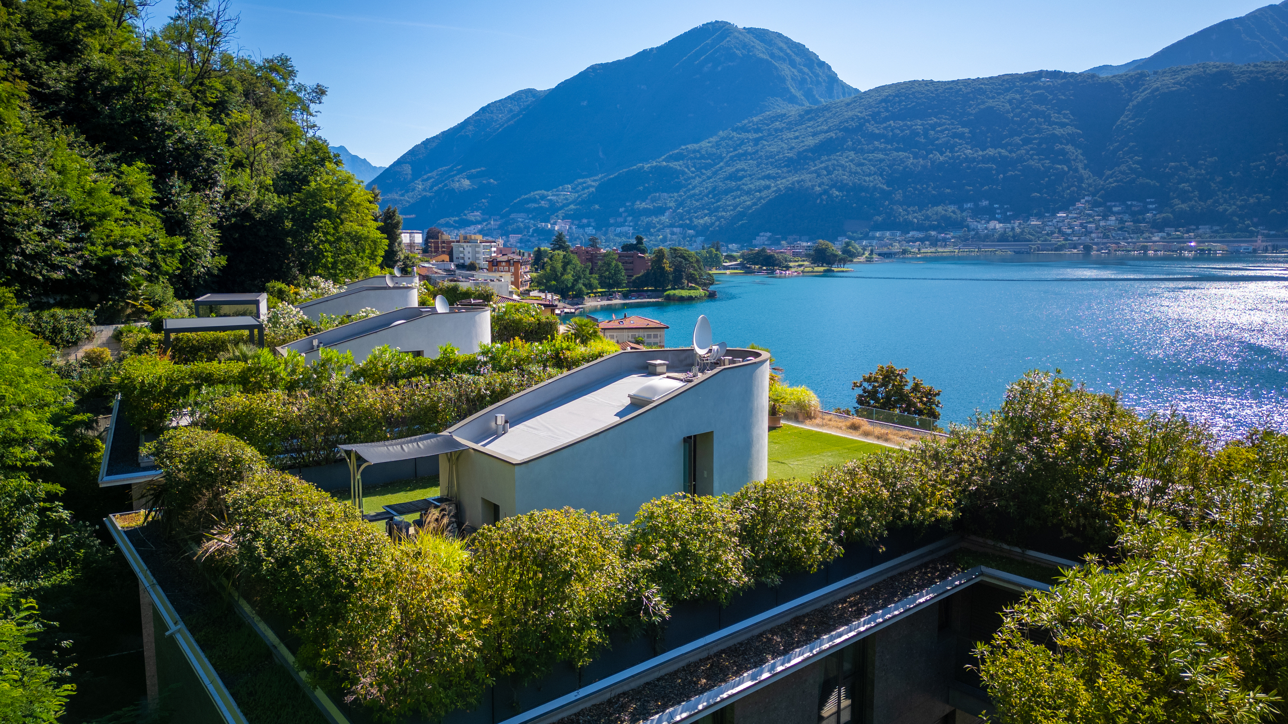 Seeblick auf moderne Hangbebauung
