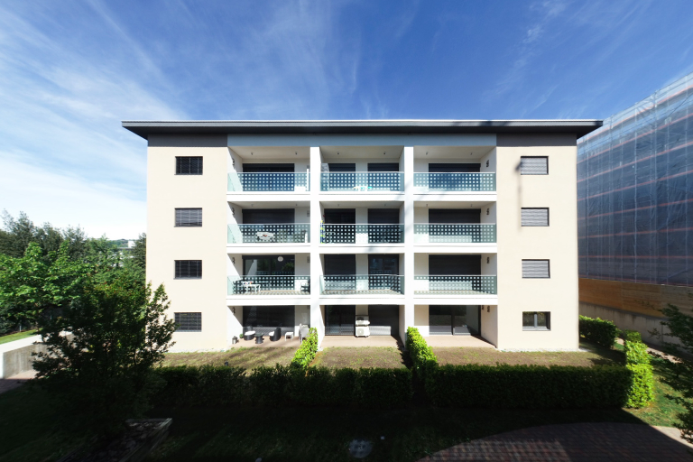 Mehrfamilienhaus mit Balkonen
