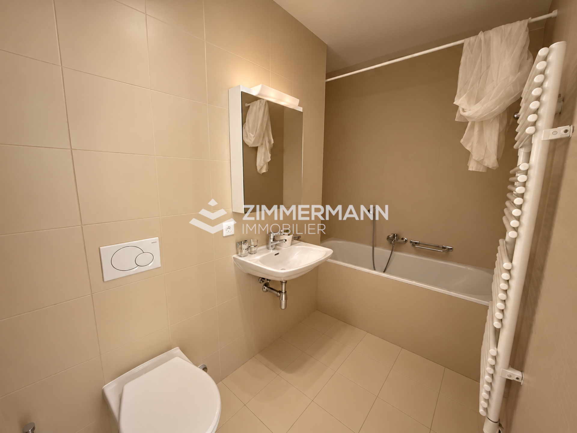Kompaktes Badezimmer mit Badewanne